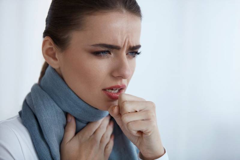 Mal de gorge : Pourquoi dormir avec un foulard en soie autour du cou ?